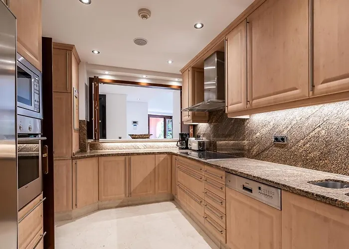 Golden Coast Escape Εστεπόνα